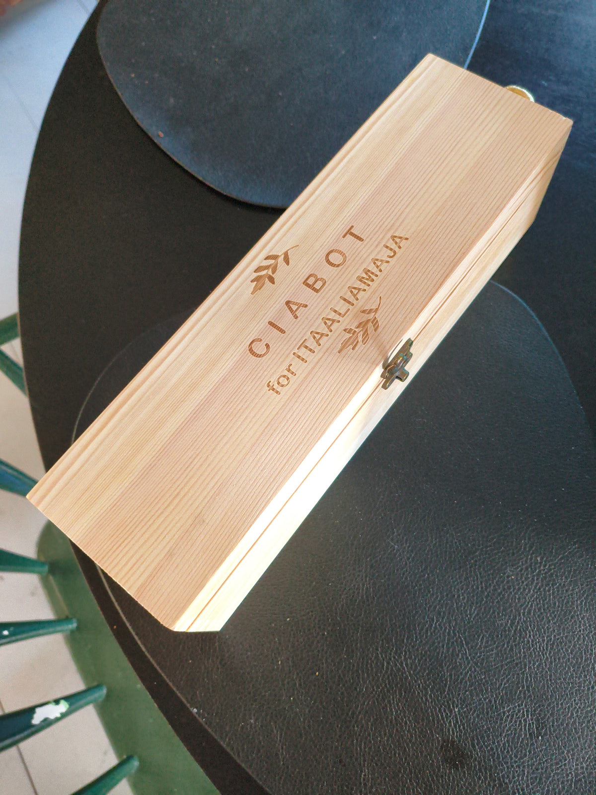 Wooden wine case engraved CIABOT for ITAALIAMAJA